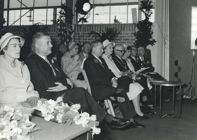 171105 Afbeelding van de aanwezigen bij de opening van het nieuwe N.S.-station Beverwijk, met links de heer en mevrouw ...